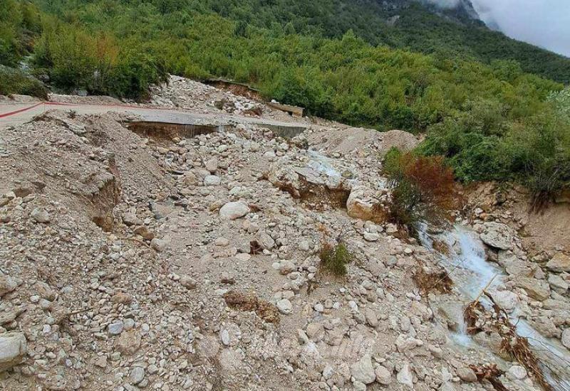 FOTO - GALERIJA | Drežnica se čisti nakon obilnih poplava, izbori se održavaju redovito